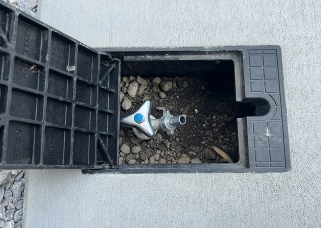 【設備】 | 屋外には便利な散水栓などの立水栓設備が配置されています。お庭のお手入れやガーデニングへの水やり、洗車作業、お子様のプール遊びの際など、多様な用途に便利に活用できる使い勝手の良い設備です。