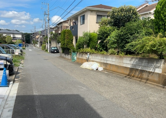 【前面道路含む現地写真】 | 北側と南側の二方向にそれぞれ幅員6.0mの公道が接している接道条件の良い立地です。周囲は整備された区画整理地内で周辺交通量も少なく、落ち着いた住環境で安心して子育てや生活をしていただけます。