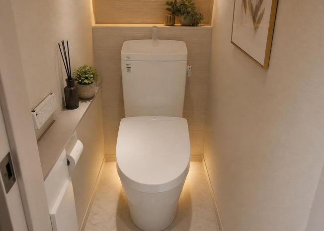 【トイレ】 | 清潔感あふれるトイレは温水洗浄便座と節水型トイレを採用しています。1階と2階の2ヶ所に設置されているため、朝のラッシュ時や夜間の利用もスムーズです。お掃除もしやすい機能的な設備が整っています。