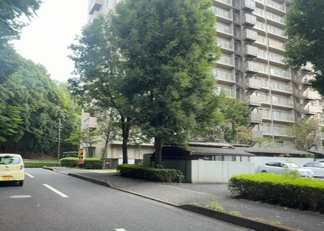 【外観】 | シーアイハイツ町田Ｃ棟 | 外観はマンション管理がされているかの目安になります。築年数が古いと、壁面は劣化してひび割れが生じることも！建物が古びていても細かいところが修繕されていると、きちんと管理されているなぁと感じるでしょう。