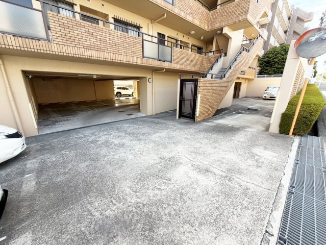 シャトレ千里の駐車場