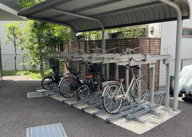 【駐車場】 | ＭＡＸＩＶ八王子ＤＵＥ | 車一台あたりに必要なスペースは、標準サイズの普通自動車で横幅2m50cm、長さ5mは必要になります。ただし、乗降のことも考慮して横幅3m30cm、長さ5m50cmほどは確保できるところを選びましょう。