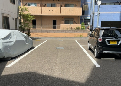 【駐車場】 | ＭＡＸＩＶ八王子ＤＵＥ | 駐車場と明記されていても、最小スペースでつくられた駐車場だと大型車は駐車できなかったり、出入りしにくくなったりする可能性があります。お車のサイズと購入したい物件の駐車場のサイズを現地で確認しましょう。