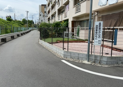 【外観】 | 光ハイム | 外観はマンション管理がされているかの目安になります。築年数が古いと、壁面は劣化してひび割れが生じることも！建物が古びていても細かいところが修繕されていると、きちんと管理されているなぁと感じるでしょう。