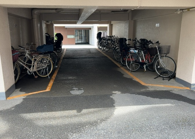 【駐車場】 | 光ハイム | 車一台あたりに必要なスペースは、標準サイズの普通自動車で横幅2m50cm、長さ5mは必要になります。ただし、乗降のことも考慮して横幅3m30cm、長さ5m50cmほどは確保できるところを選びましょう。