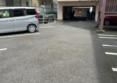 【駐車場】 | 光ハイム | 駐車場と明記されていても、最小スペースでつくられた駐車場だと大型車は駐車できなかったり、出入りしにくくなったりする可能性があります。お車のサイズと購入したい物件の駐車場のサイズを現地で確認しましょう。