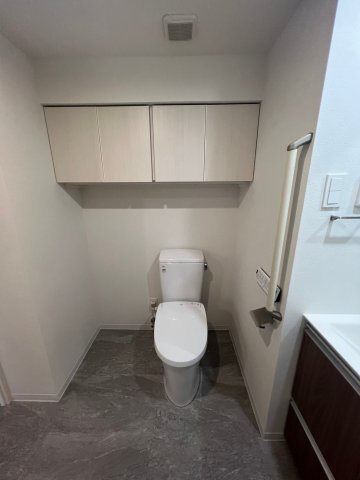 クレヴィスタ中野新橋Ⅱのトイレ|落ち着いた色調のトイレです