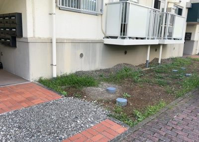 【中庭】 | 厚木毛利台ハイツ八号棟 | 中庭（パティオ）とは、一つの建築物の内部に設けられた、壁などで囲われている庭のことを指します。コの字型、ロの字型が主流ですが、L字型の中庭もあります。最近では、インテリア性の高さからも人気があります。