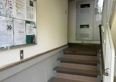 【エントランス】 | 厚木毛利台ハイツ八号棟 | マンションのエントランスには、もともと風よけや防犯の役割がありますが、マンションによって宅配ボックスなどの設備が備わっている所もあります。日々の生活をイメージしながら生活しやすさをチェックしましょう。