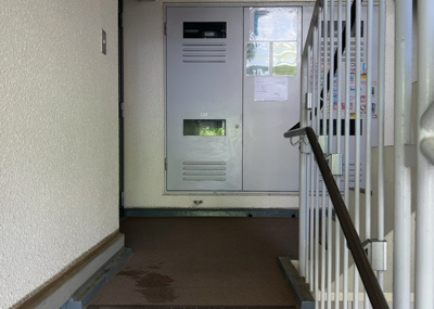 【ロビー】 | 厚木毛利台ハイツ八号棟 | ロビーというと、エントランスと何がちがうの？と思いますよね。実はロビーとエントランスには明確な決まりはありません。物件によっては、エントランスを入って広がるある程度の広さのある空間がロビーとなります。