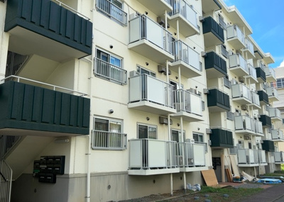 【構造・工法・仕様】 | 厚木毛利台ハイツ八号棟 | ＲＣ造、Reinforced Concreteは直訳すると補強されたコンクリートです。主に柱や梁・床・壁が鉄筋とコンクリートで構成おり、鉄筋を組んだ型枠にコンクリートを流し込んで固めたものを指します。