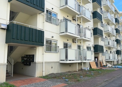 【構造・工法・仕様】 | 厚木毛利台ハイツ八号棟 | ＳＲＣ造は強度や耐震性の面でもRC造と比べて優れています。そのため、10階建以上の高層または超高層マンションなどの建築にも多く採用されています。柱や梁などのサイズが小さくても高い耐震性を確保できます。