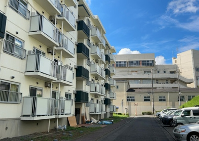 【外観】 | 厚木毛利台ハイツ八号棟 | 外観はマンション管理がされているかの目安になります。築年数が古いと、壁面は劣化してひび割れが生じることも！建物が古びていても細かいところが修繕されていると、きちんと管理されているなぁと感じるでしょう。
