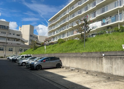 【駐輪場】 | 厚木毛利台ハイツ八号棟 | マンションの駐輪場は、事前に空きがあるか確認を取ると安心です。せっかく入居したのに駐輪スペースがない！なんてことになったら大変ですよね。そこで、内見時や購入前にはまず事前に確認しておくと良いでしょう。