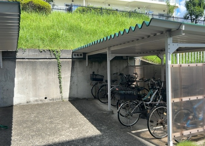 【駐車場】 | 厚木毛利台ハイツ八号棟 | 車一台あたりに必要なスペースは、標準サイズの普通自動車で横幅2m50cm、長さ5mは必要になります。ただし、乗降のことも考慮して横幅3m30cm、長さ5m50cmほどは確保できるところを選びましょう。