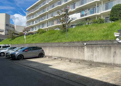 【駐車場】 | 厚木毛利台ハイツ八号棟 | 駐車場と明記されていても、最小スペースでつくられた駐車場だと大型車は駐車できなかったり、出入りしにくくなったりする可能性があります。お車のサイズと購入したい物件の駐車場のサイズを現地で確認しましょう。