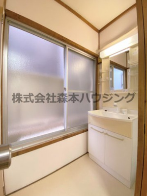 【洗面所】 | 　寝屋川市黒原城内町15テラスハウス | スペースが確保できる洗面所です