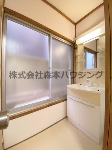 【洗面所】 | 　寝屋川市黒原城内町15テラスハウス | スペースが確保できる洗面所です