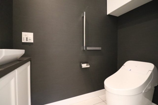 【トイレ】 | グラングリーン大阪 THE NORTH RESIDENCE | 【トイレ】手洗いカウンター完備で衛生的◎安全に配慮された手すりもございます◎