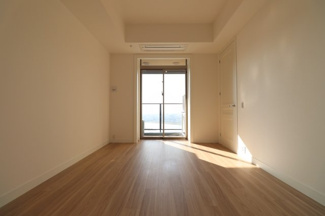 【洋室】 | グラングリーン大阪 THE NORTH RESIDENCE | 【洋室①】約10.5帖の洋室！約2.6帖のWIC完備です☆