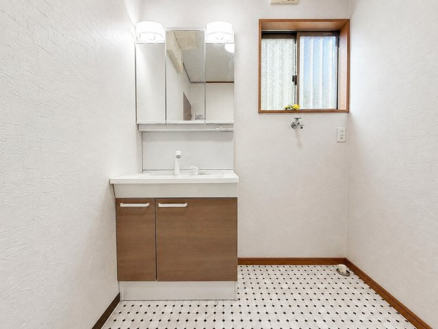東近江市五個荘北町屋町の独立洗面台