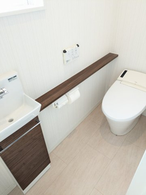 【トイレ】 | 東金市八坂台4丁目　中古戸建 | 落ち着いた色調のトイレです
