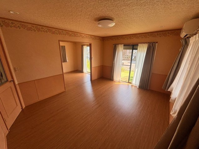 【居間・リビング】 | 東金市下武射田　中古戸建 | ゆったりとしたリビングです