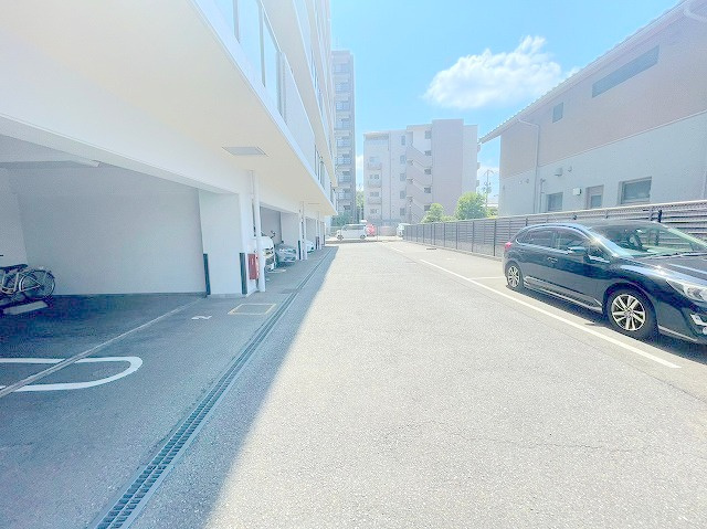 ロイヤル三国の駐車場