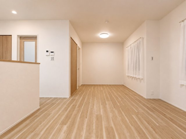 京都市西京区松室扇田町戸建の居間・リビング