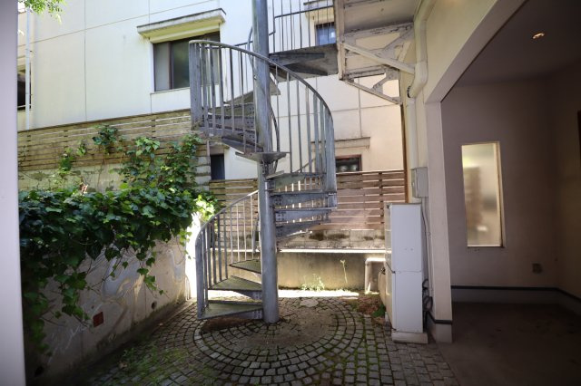 【元診療所×EV付一棟売】伏見桃山歩4分！敷地100坪超・延385㎡の中庭