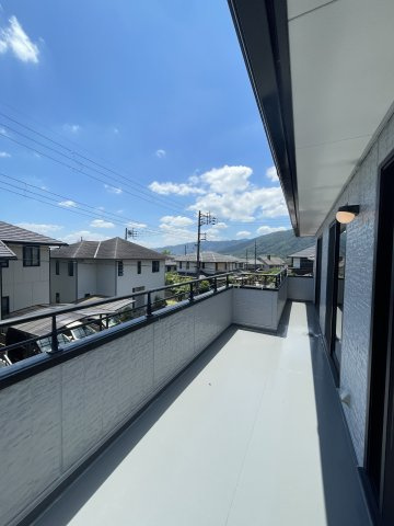 京都府京都市西京区御陵峰ケ堂町3丁目32-7のバルコニー