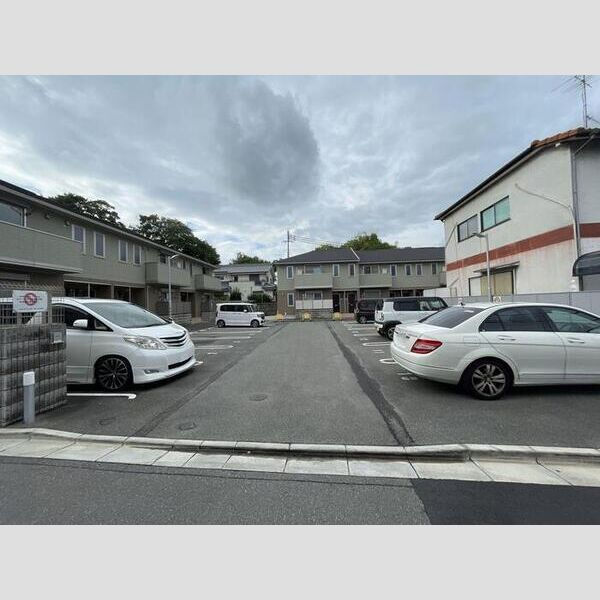 ルアーナA棟の駐車場