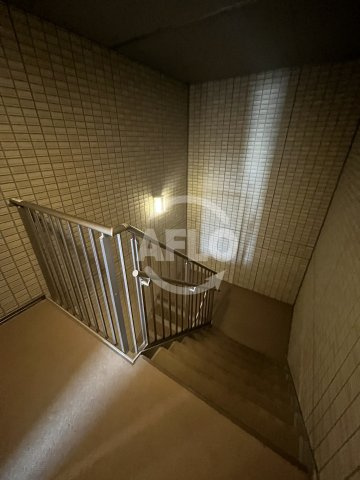 ルリエ江坂の内装|階段