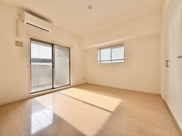 プレミスト佐藤　の洋室|７帖の洋室部分です。２面採光で明るいです。バルコニーがあるのも嬉しいですね！