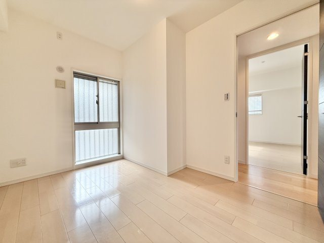 プレミスト佐藤　の洋室|5帖の洋室です！窓床まで続いており開放感ある空間になっていますよ♪