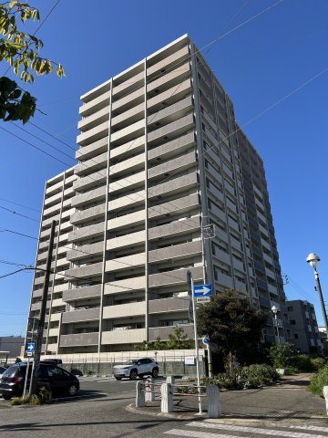 プレミスト佐藤　の外観|15階建てマンション7階部分の物件です。
南向きで重厚感ある建物です。
