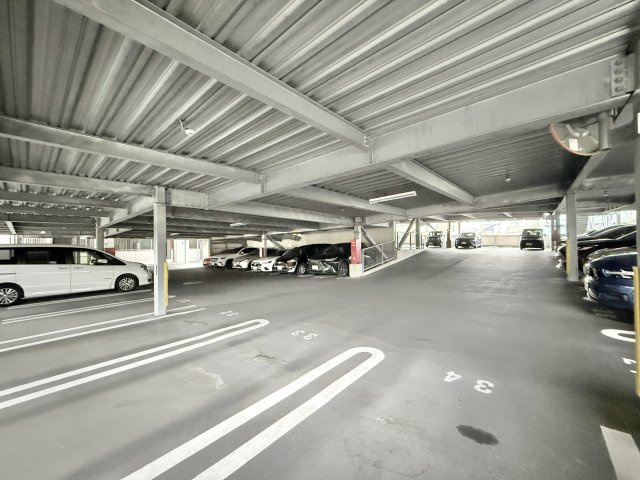 プレミスト佐藤　の駐車場|こちらの画像は駐車場内を撮影したものです。