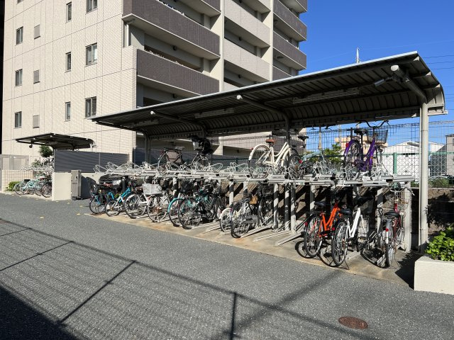 プレミスト佐藤　の駐輪場|屋根付きの駐輪場で
雨風から大切な自転車を守ってくれます。