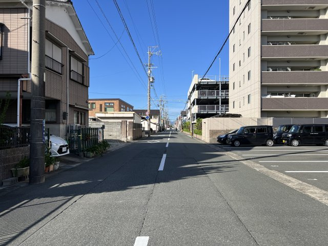 プレミスト佐藤　の周辺|自走式駐車場側の前面道路です。
車の往来はさほど多くなく道幅も広めです。
