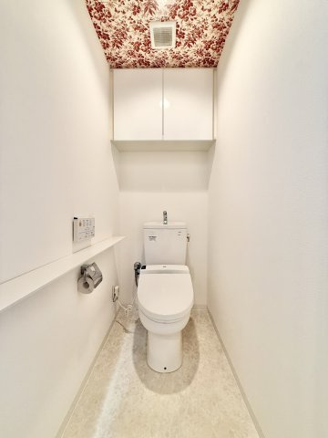 プレミスト佐藤　のトイレ|白を基調とした清潔感のあるトイレです。
こちらも天井はGUCCIの壁紙を採用しています♪
