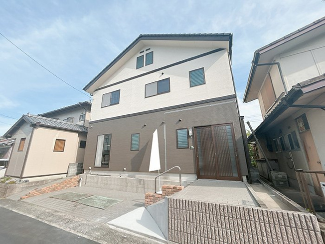 【外観】 | 菊川市半済 中古戸建て | 3SLDK再生住宅が月々5万円台から登場！陽当たり・風通し良好です！建物45坪で広々とした空間でゆとりのある生活をお送りいただけます！