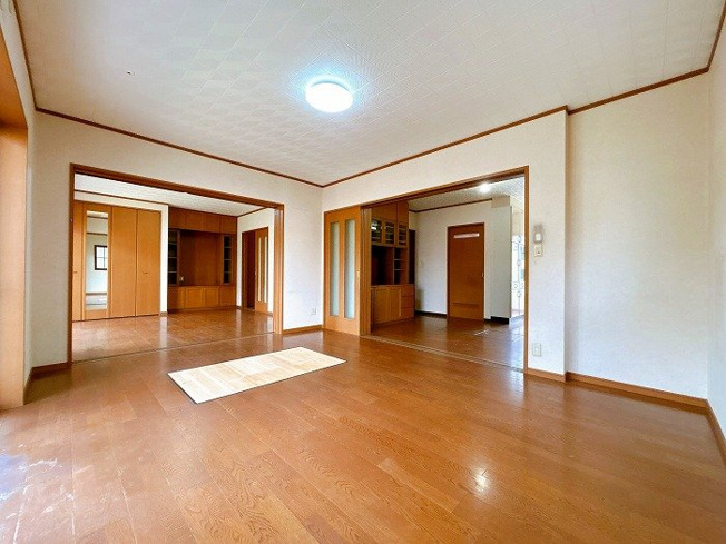 【居間・リビング】 | 菊川市半済 中古戸建て | 使いやすい居間です