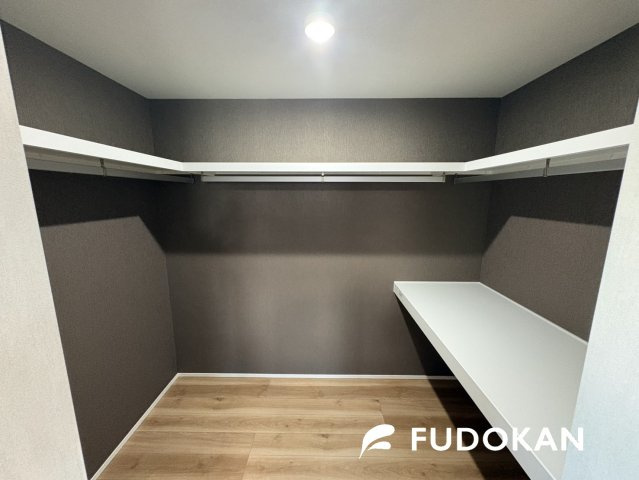 山形市あかねヶ丘１丁目【新築建売】の収納|ハンガー収納でお洋服もシワなしです。
寝室の収納スペースは広々空間で使い分けのできる収納が魅力です。ハンガー収納に置く収納とは幅が広がります。詳細は現地にてご説明いたします！