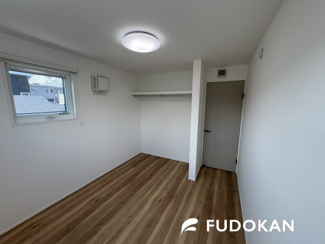 山形市あかねヶ丘１丁目【新築建売】の洋室|洋室もそれぞれ収納スペースが完備されております。お子様は小さいうちは部屋自体が収納として使えますし、将来はお子様にお部屋のプレゼントもできますね。