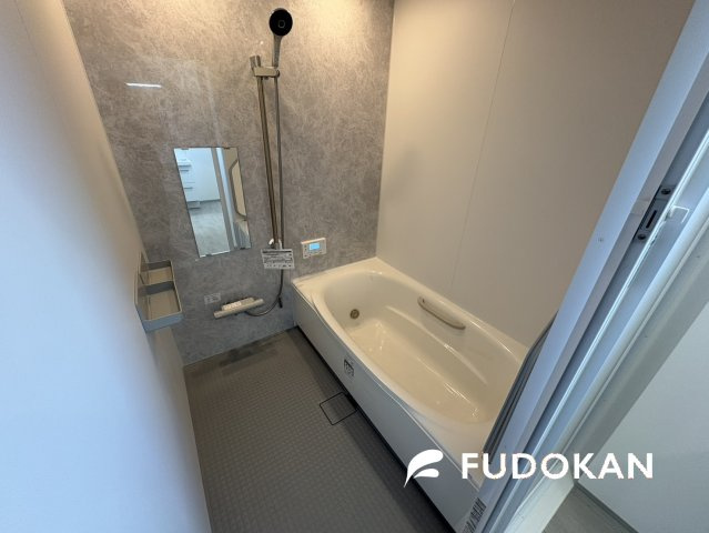 山形市あかねヶ丘１丁目【新築建売】の浴室|広々浴室は、ゆったりとくつろいで疲れを癒す空間です。窓もついており換気もついているためカビを防止する事ができますね。