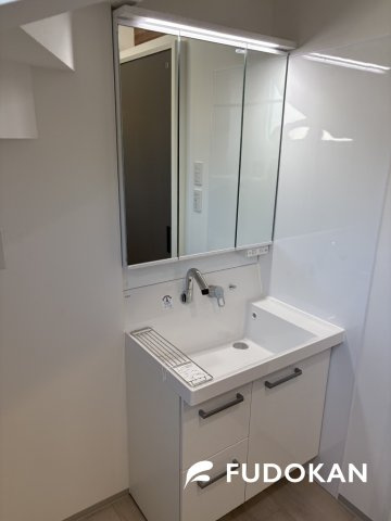 山形市あかねヶ丘１丁目【新築建売】の独立洗面台|三面鏡の洗面台は、スタイリッシュなだけでなく収納力もあります。コンセント付きで、ドライヤーやヘアーアイロンなど朝の準備はスムーズに行えます。