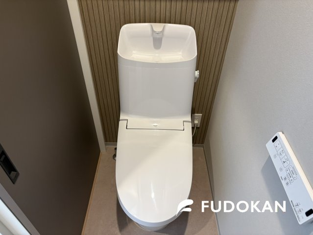 山形市あかねヶ丘１丁目【新築建売】のトイレ|トイレは自動開閉のフタになります。触らないので清潔です。節水タイプのトイレは家庭にも優しくお掃除も楽々の構造です。