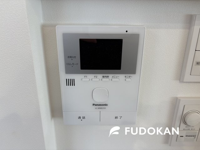山形市あかねヶ丘１丁目【新築建売】の防犯設備|TV付モニターインターフォン付きで玄関先のお客様を確認できます。お子様のお留守番時も安心です。スタイリッシュなデザインになっております。詳