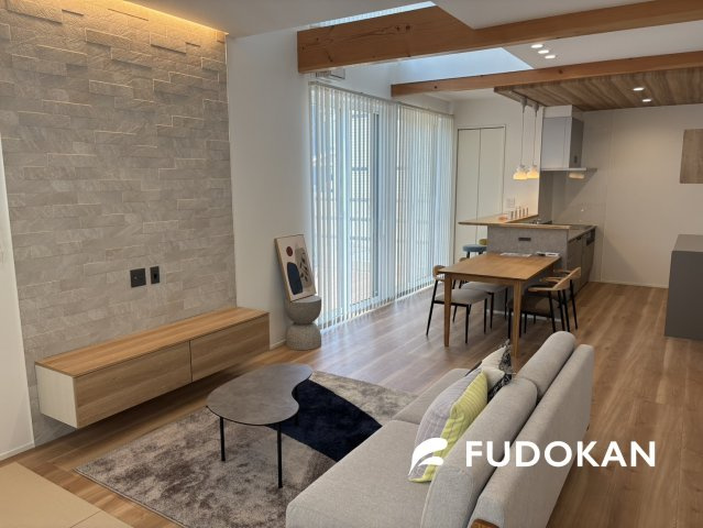 山形市あかねヶ丘１丁目【新築建売】の居間・リビング|リビングは広々です。家族の団欒の場として家庭を包みます。家具を置いてもゆとりのあるスペースはお子様が大きく成長されても自由の利く大きさです。