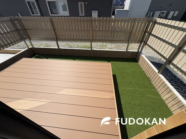 山形市あかねヶ丘１丁目【新築建売】の庭|外構付きです。ウッドデッキ、人工芝付き
